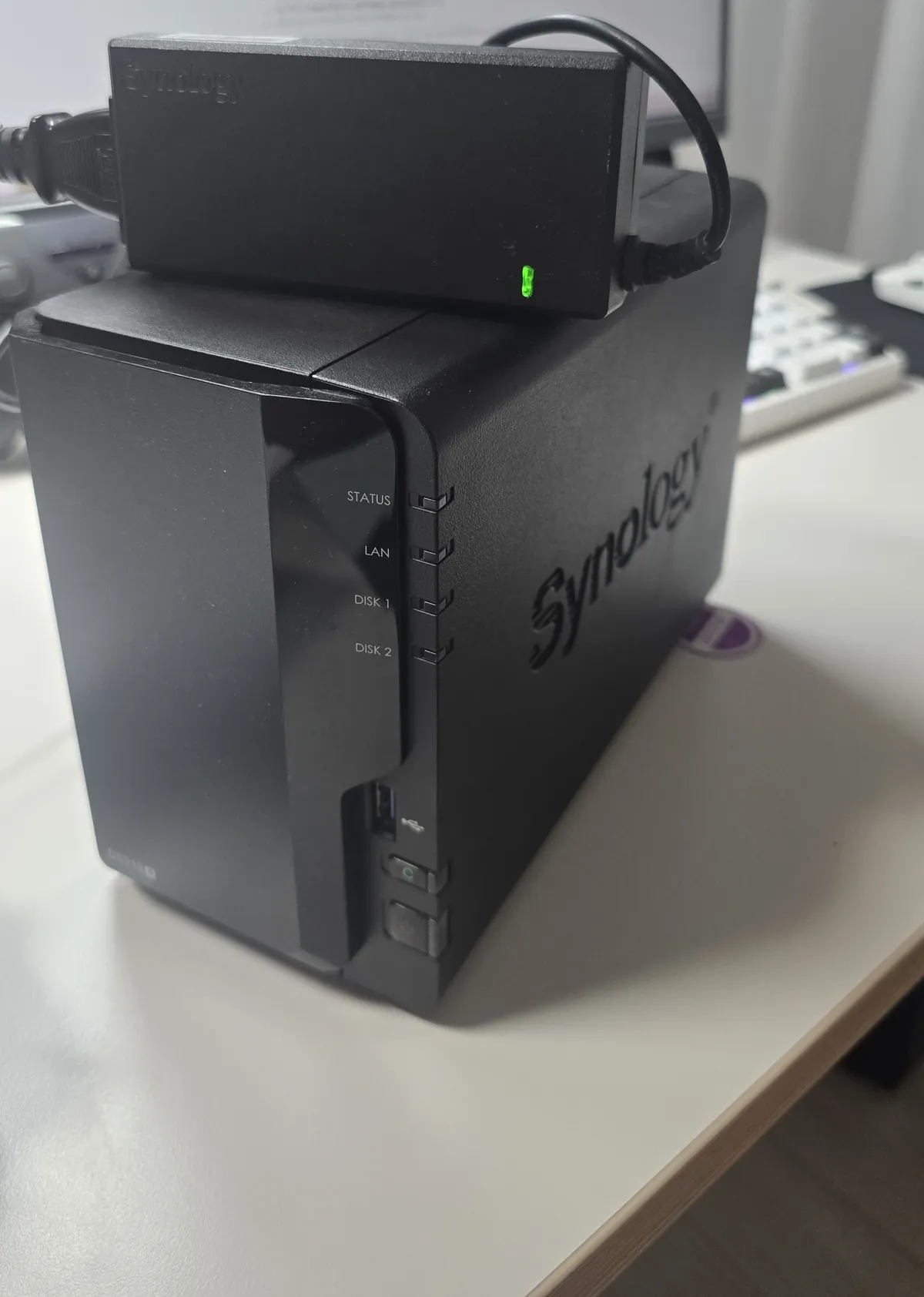 어댑터에는 초록색 LED가 켜져 있지만 시놀로지 DS218+ 본체의 STATUS, LAN, DISK 1, DISK 2 표시등은 모두 꺼져 있다