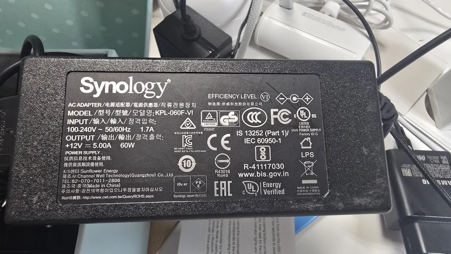 시놀로지 정품 어댑터 KPL-060F-VI 라벨. 출력 12V 5A 60W가 적혀 있다