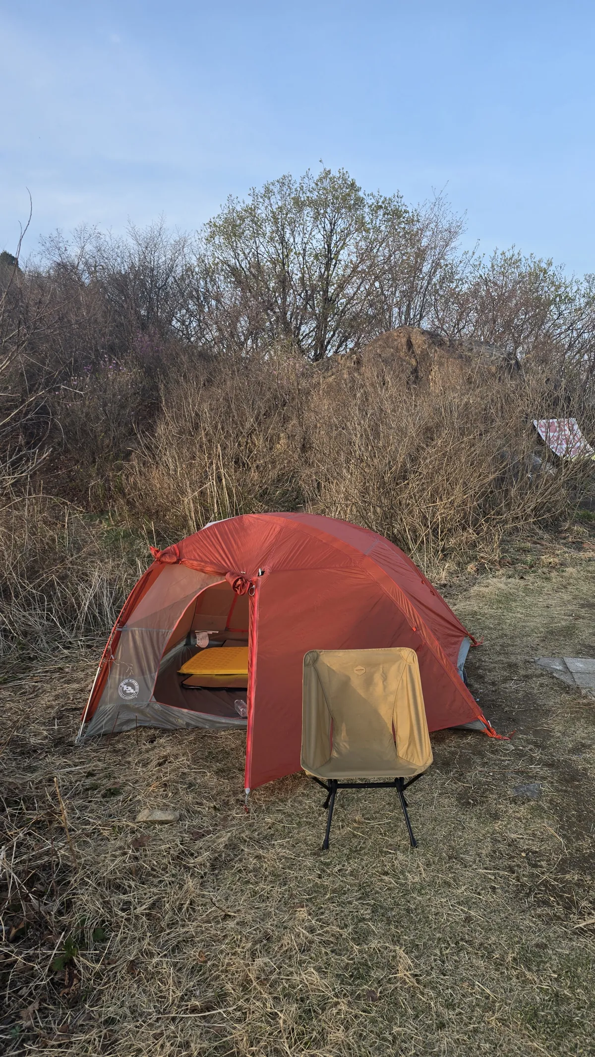 흥국사 등산로를 올라 능선에 텐트와 캠핑 체어를 설치했다